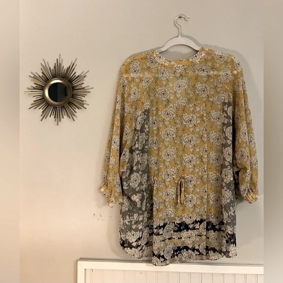 EUC CAbi Amelia Gold Tunic with 3/4 Sleeves, Adjustable Back and Mandarin Collar - Picture 2 of 8